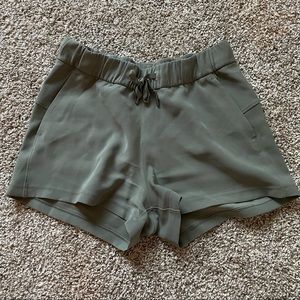 Lululemon On The Fly Woven Midrise Short 2.5”
